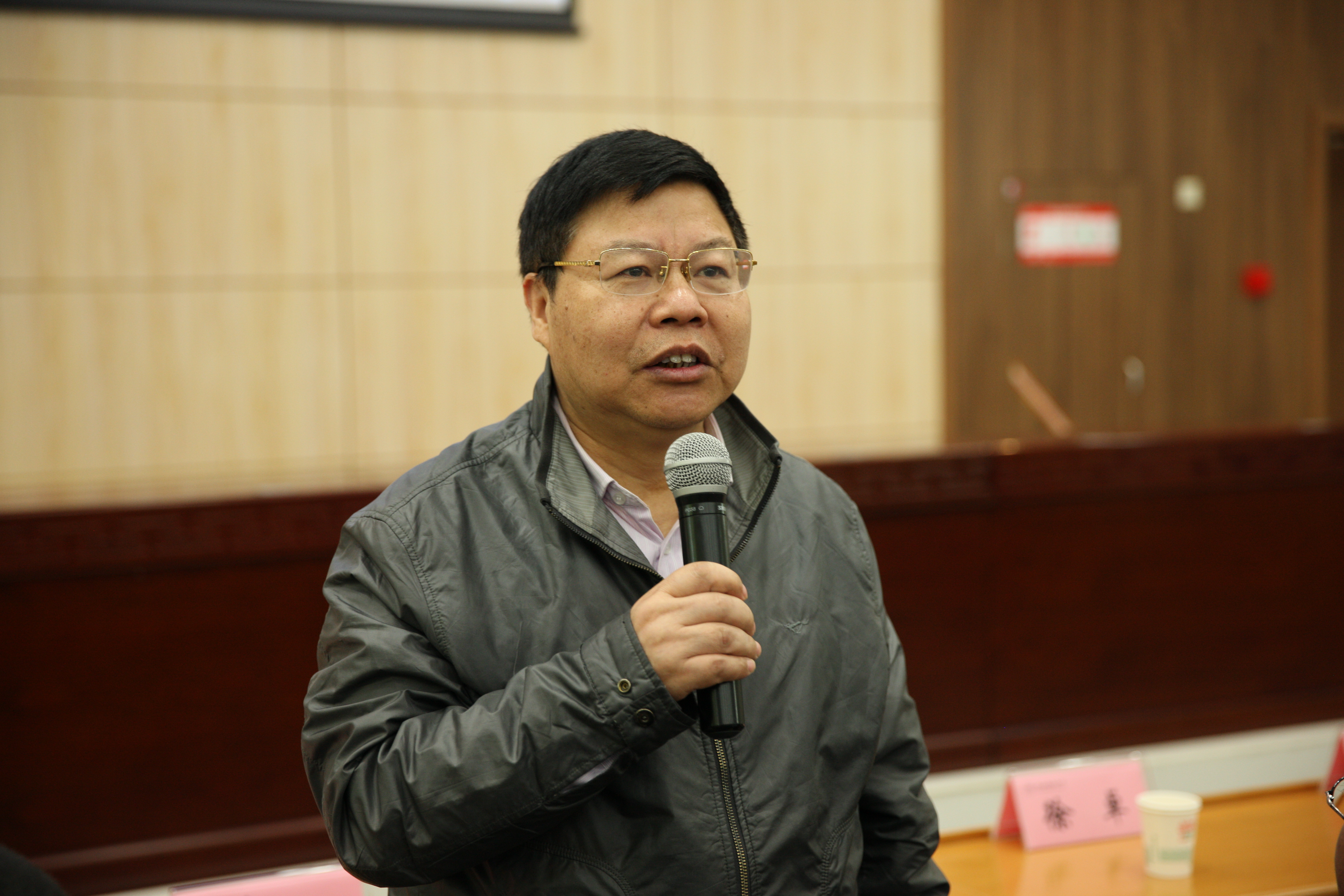 电子元器件关键材料与技术专委会主任周益春教授致开幕词.JPG