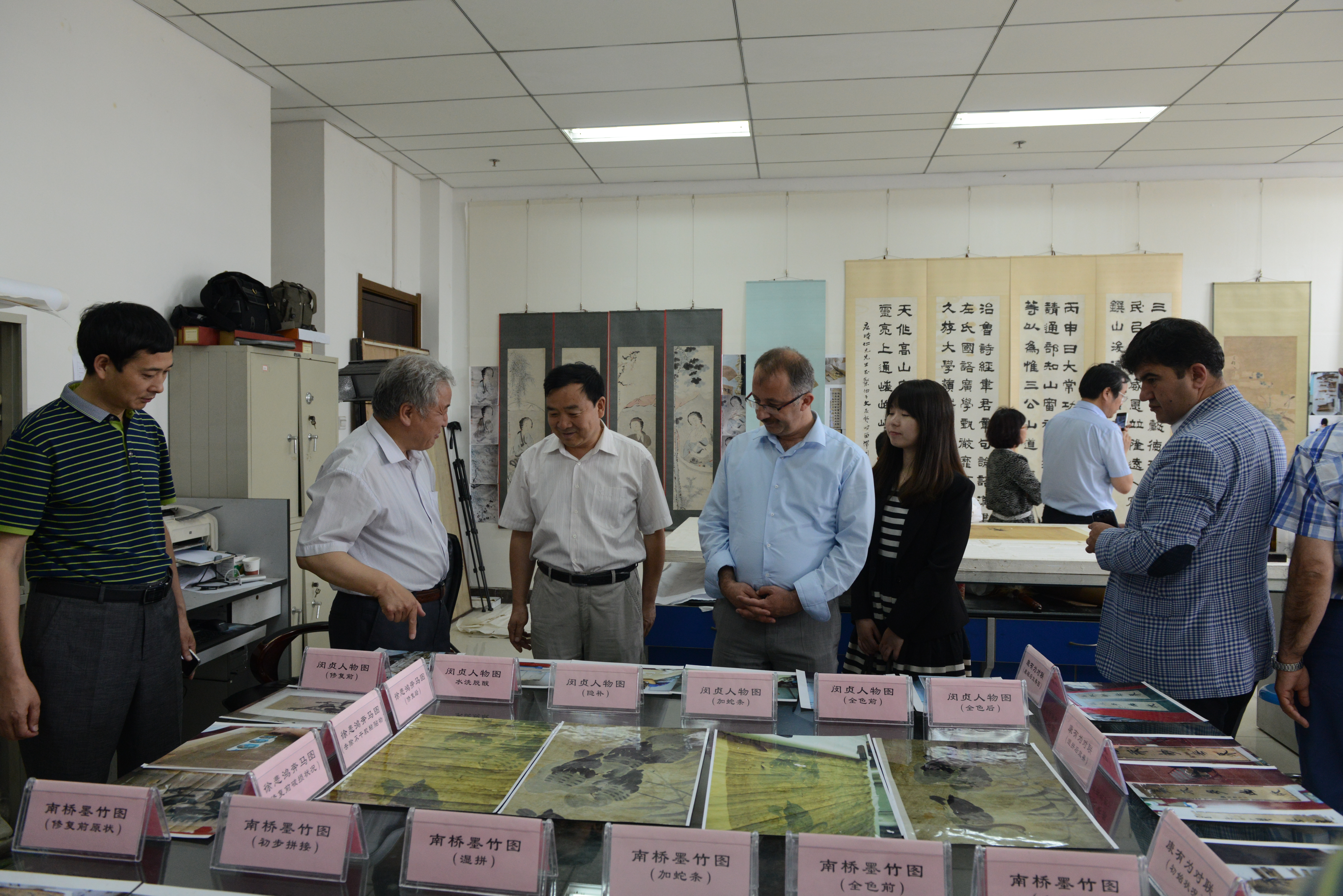 E:\网站建设\首页云顶国际vip.888动态\2015-6-20土耳其国家档案总局局长访问我中心\土耳其国家档案总局局长访问我中心\参观古旧字画修复现场(左4为乌葛?尤耐尔局长,左3为王建领局长).JPG E:\网站建设\首页云顶国际vip.888动态\2015-6-20土耳其国家档案总局局长访问我中心\土耳其国家档案总局局长访问我中心\参观古旧字画修复现场(左4为乌葛?尤耐尔局长,左3为王建领局长).JPG