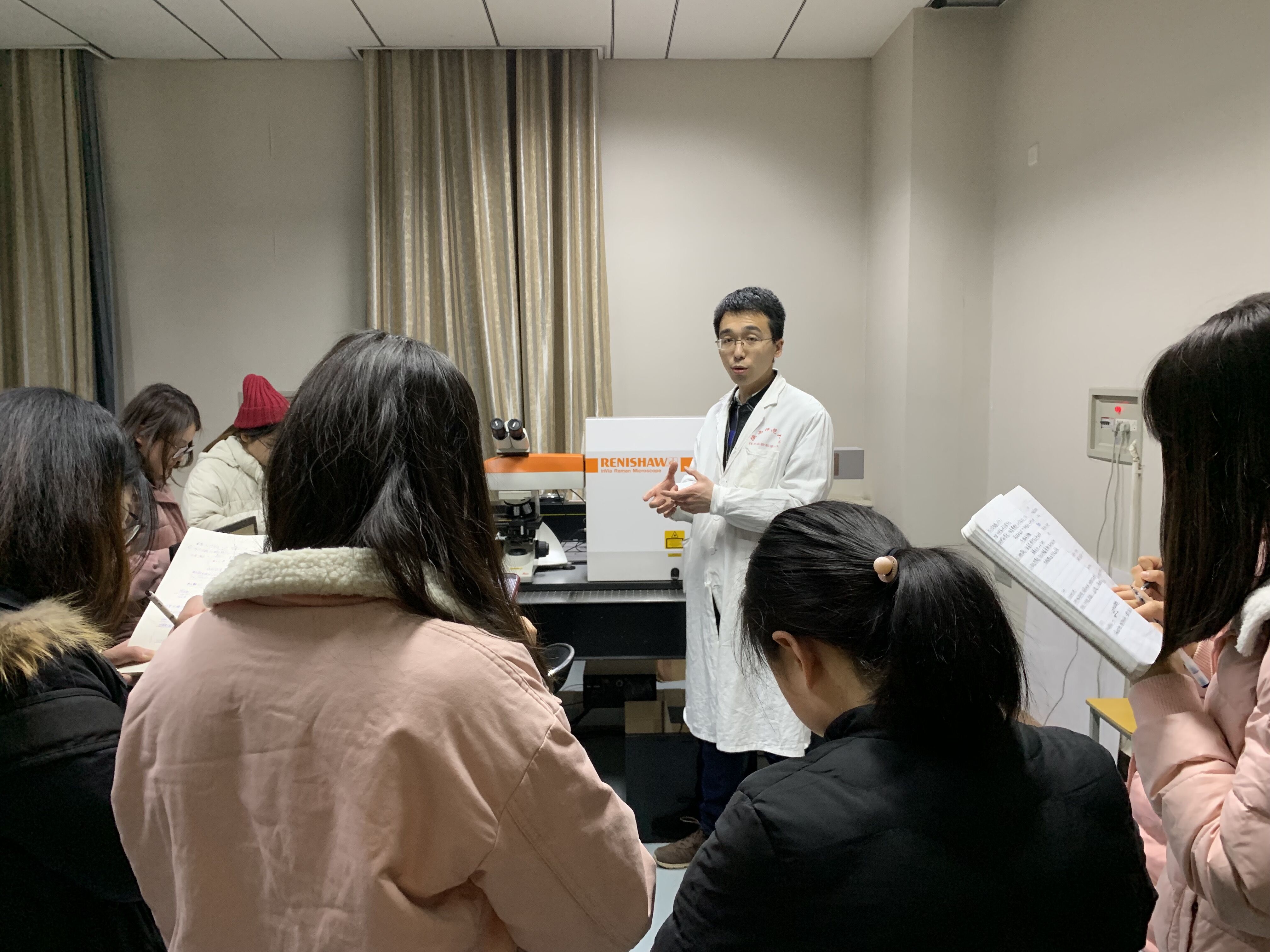 参观大型仪器.jpg 参观大型仪器.jpg