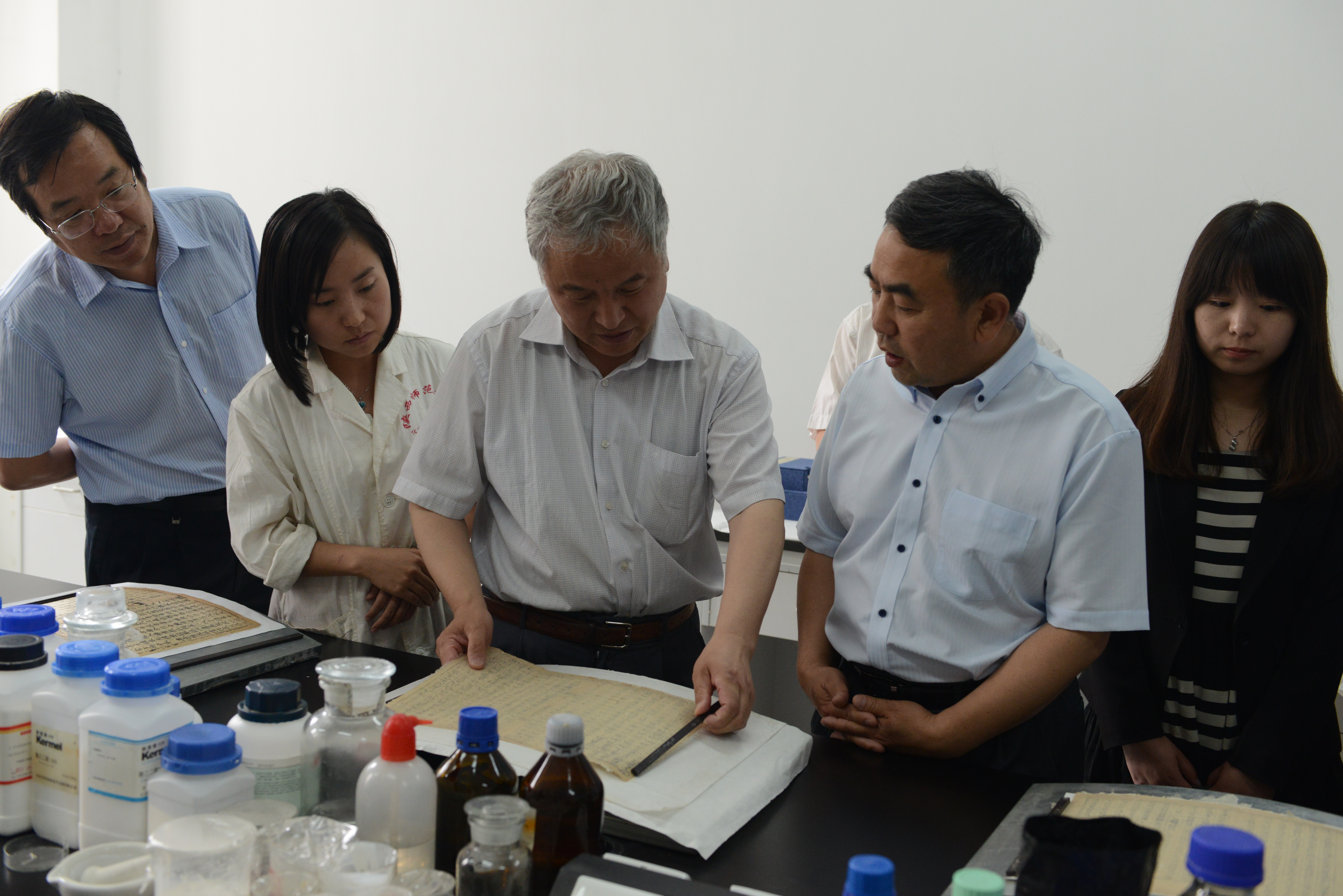 E:\网站建设\首页云顶国际vip.888动态\2015-6-20土耳其国家档案总局局长访问我中心\土耳其国家档案总局局长访问我中心\参观古籍善本修复现场(右2为杨继波副局长).JPG E:\网站建设\首页云顶国际vip.888动态\2015-6-20土耳其国家档案总局局长访问我中心\土耳其国家档案总局局长访问我中心\参观古籍善本修复现场(右2为杨继波副局长).JPG